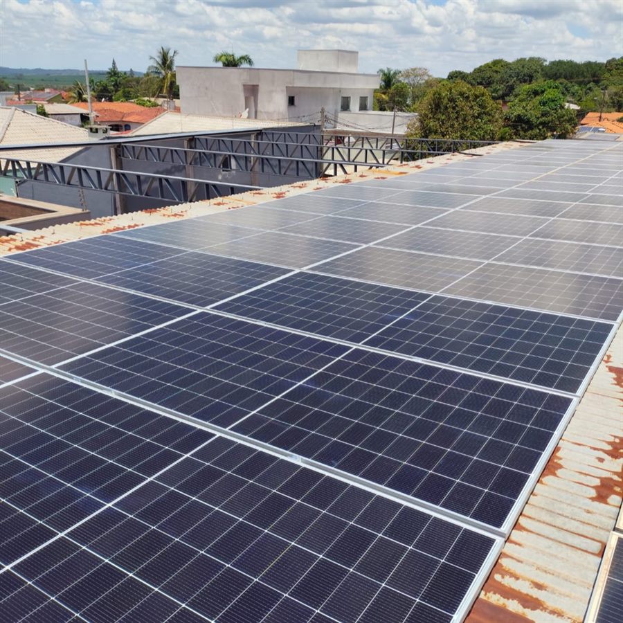 Telhado de um prédio comercial coberto de ponta a ponta por painéis solares