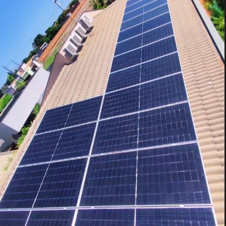 Vista de cima de um telhado residencial com duas fileiras longas de painéis solares